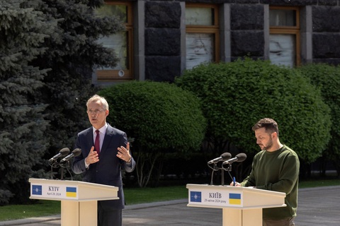 Tổng thư ký NATO trách đồng minh chậm viện trợ quân sự cho Ukraine- Ảnh 1. Tổng thư ký NATO Jens Stoltenberg (trái) phát biểu bên cạnh Tổng thống Ukraine Volodymyr Zelensky trong cuộc họp báo chung ở Kiev, Ukraine ngày 29-4 - Ảnh: AFP