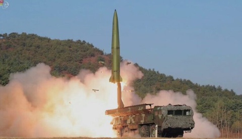 Triều Tiên diễn tập khai hỏa tên lửa đạn đạo Hwasong-11 do chính mình sản xuất - Ảnh: DEFENSE SECURITY ASIA Triều Tiên diễn tập khai hỏa tên lửa đạn đạo Hwasong-11 do chính mình sản xuất - Ảnh: DEFENSE SECURITY ASIA