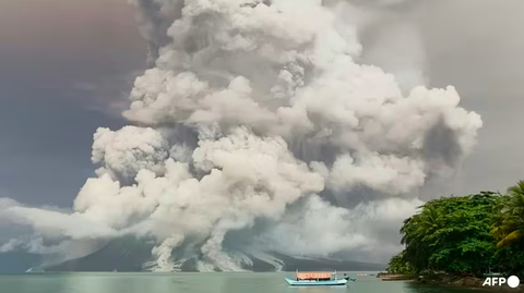 Núi lửa Indonesia phun trào dữ dội, đóng cửa sân bay quốc tế- Ảnh 1. Một vụ phun trào của núi lửa Ruang trong ảnh chụp nhìn từ đảo Tagulandang ở Sitaro, Bắc Sulawesi - Ảnh: AFP