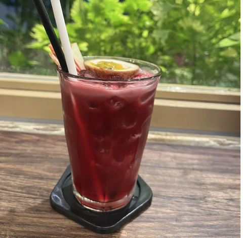 Uống nước lạnh mùa nắng nóng cẩn thận khiến cơ thể gặp phải nhiều vấn đề nghiêm trọng- Ảnh 2. Lạm dụng nước đá có thể tích tụ độc tố và sinh bệnh - Ảnh minh họa