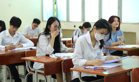 Thí sinh điểm thi Trường THPT Nguyễn Trãi chuẩn bị bước vào môn thi Ngữ văn trong kỳ thi tốt nghiệp THPT năm 2023. (Ảnh: Hoàng Hiếu/TTXVN) Thí sinh chuẩn bị bước vào môn thi ngữ văn trong kỳ thi tốt nghiệp THPT năm 2023 - Ảnh: Hoàng Hiếu/TTXVN