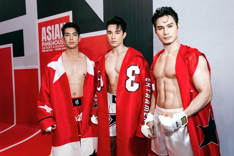 Bộ 3 nam vương đến từ Thái Lan gồm Topz Nathanon - Tonkla - Bomb cũng góp mặt trong buổi tuyển chọn lần này. Dàn trai đẹp xứ Chùa Vàng khiến mọi người thích thú bởi màn khoe cơ bụng sáu múi ngay khi xuất hiện Bộ 3 nam vương đến từ Thái Lan gồm Topz Nathanon - Tonkla - Bomb cũng góp mặt trong buổi tuyển chọn lần này. Dàn trai đẹp xứ chùa vàng khiến mọi người thích thú bởi màn khoe cơ bụng sáu múi ngay khi xuất hiện