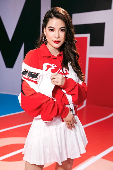 Trương Ngọc Ánh là giám khảo khách mời trong buổi casting người mẫu cho Extra Men Show 3 của đạo diễn Nguyễn Hưng Phúc. Hoa hậu - cựu người mẫu diện trang phục phong cách nữ sinh, tinh thần rạng rỡ trong suốt buổi làm việc. Trương Ngọc Ánh là giám khảo khách mời trong buổi casting người mẫu cho Extra men show 3 của đạo diễn Nguyễn Hưng Phúc. Hoa hậu - cựu người mẫu diện trang phục phong cách nữ sinh, tinh thần rạng rỡ trong suốt buổi làm việc.