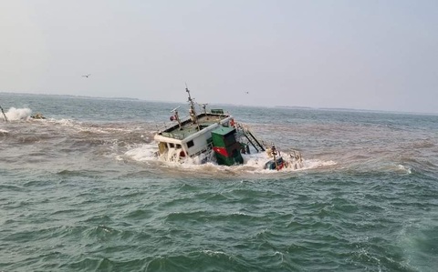 Cứu nạn 10 thuyền viên tàu Sunrise 268 bị chìm trên vùng biển Nam Định- Ảnh 1. Tàu Sunrise 268 đang chìm dần - Ảnh: Vietnam MRC