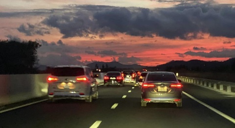 Đóng cao tốc Phan Thiết - Dầu Giây do ùn ứ sau kỳ nghỉ lễ, điều tiết xe xuống quốc lộ 1- Ảnh 2. Ùn ứ kéo dài xảy ra trên cao tốc Phan Thiết - Dầu Giây chiều 30-4 - Ảnh: TUẤN ANH