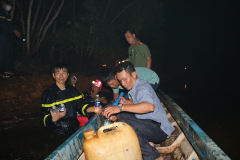 Đã dập được lửa cháy rừng ở Giang Thành- Ảnh 2. Chiến sĩ Công an tỉnh Kiên Giang chữa cháy rừng xã Vĩnh Phú (huyện Giang Thành) xuyên đêm - Ảnh: TIẾN DŨNG