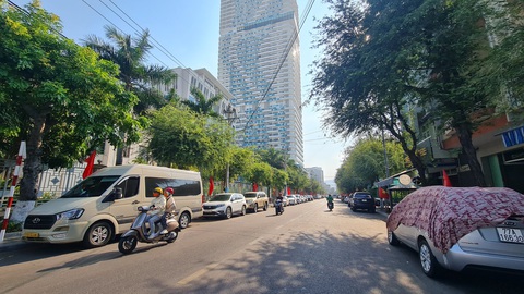 Xe ô tô đậu trên đường Nguyễn Huệ, TP Quy Nhơn - Ảnh: LÂM THIÊN Xe ô tô đậu trên đường Nguyễn Huệ, thành phố Quy Nhơn - Ảnh: LÂM THIÊN