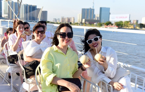 Buýt sông nhộn nhịp lễ 30-4, tàu hai tầng kín chỗ ngắm pháo hoa- Ảnh 1. Trải nghiệm buýt sông trên sông Sài Gòn - Ảnh: DUYÊN PHAN