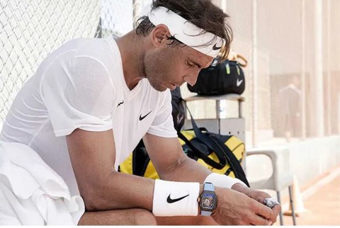 Rafael Nadal chuẩn bị 'tái xuất' với chiếc đồng hồ 24 tỉ đồng- Ảnh 1. Rafael Nadal đeo chiếc đồng hồ độc quyền Richard Mille RM 27-04 Tourbillon trị giá hơn 24 tỉ đồng - Ảnh: Marca