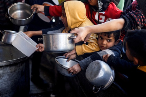 Trẻ em Palestine chờ nhận thức ăn do một nhà bếp từ thiện nấu tại Rafah, phía nam Dải Gaza, ngày 5-3 - Ảnh: REUTERS Trẻ em Palestine chờ nhận thức ăn do một nhà bếp từ thiện nấu tại Rafah, phía nam Dải Gaza, ngày 5-3 - Ảnh: REUTERS