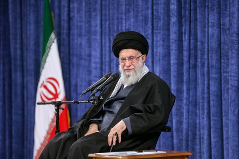 Lãnh đạo tối cao Iran Ayatollah Ali Khamenei quan sát trong cuộc họp ở Tehran, Iran, ngày 3-4 - Ảnh: REUTERS Lãnh đạo tối cao Iran Ayatollah Ali Khamenei quan sát trong cuộc họp ở Tehran, Iran, ngày 3-4 - Ảnh: REUTERS