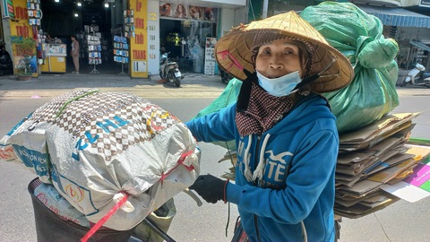 Người lao động nghèo oằn mình mưu sinh dưới trời nắng nóng như đổ lửa ở Huế, Đà Nẵng- Ảnh 3. Một người dân làm nghề thu mua phế liệu ở TP Đà Nẵng cho biết cảm thấy rất khó chịu giữa cái nắng đầu mùa - Ảnh: KHÁNH TRINH