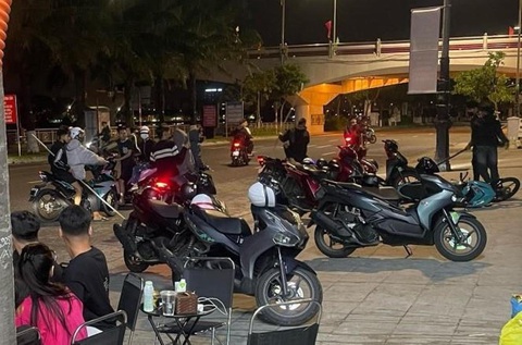 Truy bắt nhóm thanh thiếu niên vác dao đuổi đánh nhau náo loạn đường phố Đà Nẵng- Ảnh 2. Nhóm thanh thiếu niên gây náo loạn đường phố - Ảnh: H.B.