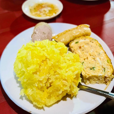 Đến Vinh, muốn ăn xôi đúng kiểu Vinh thì đừng quên gọi chủ quán cho đĩa xôi cùng trứng cuộn và giò nha - Ảnh: ĐẬU DUNG Đến Vinh, muốn ăn xôi đúng kiểu Vinh thì đừng quên gọi chủ quán cho đĩa xôi cùng trứng cuộn và giò nha - Ảnh: ĐẬU DUNG