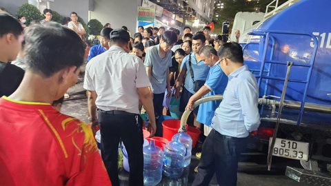 Hàng trăm hộ dân chung cư Ehome S xếp hàng cả đêm xách nước: Sawaco nhận lỗi- Ảnh 3. Các hộ dân phải lấy từng xô nước một từ xe bồn cấp nước tạm thời để sinh hoạt - Ảnh: H.G.