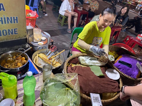 Một trong những quán xôi ở tụ điểm xôi Bưu điện, đêm khuya vẫn đắt hàng - Ảnh: ĐẬU DUNG Một trong những quán xôi ở tụ điểm xôi bưu điện, đêm khuya vẫn đắt hàng - Ảnh: ĐẬU DUNG