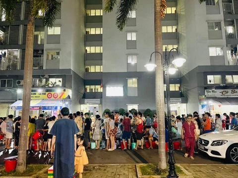 Hàng trăm hộ dân chung cư Ehome S xếp hàng cả đêm xách nước: Sawaco nhận lỗi- Ảnh 1. Hàng nghìn người xếp hàng dưới chân chung cư Ehome S xuyên đêm đợi lấy nước - Ảnh: Người dân cung cấp