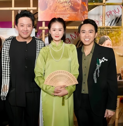 'Thánh ế' Anh Đức cầu hôn thành công bạn gái diễn viên phim Mai- Ảnh 5. Anh Đức và bạn gái đứng sát nhau trong sự kiện công chiếu phim Mai