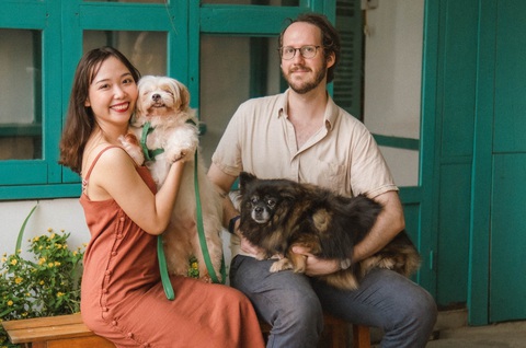 Ở chung cư, nuôi bao nhiêu chú chó là hợp lý?- Ảnh 2. Chị Tuyết Anh và chồng đang nuôi 2 chú chó trong căn hộ dịch vụ của mình. (Ảnh: NVCC)