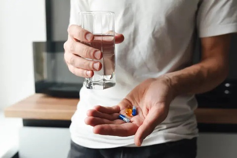 Ai mới cần dùng thực phẩm bổ sung?- Ảnh 1. Có những người mỗi ngày đều uống hàng chục loại thực phẩm bổ sung, với mong muốn kéo dài tuổi thọ, tăng cường sức khỏe và sự tươi trẻ - Ảnh: Business Insider