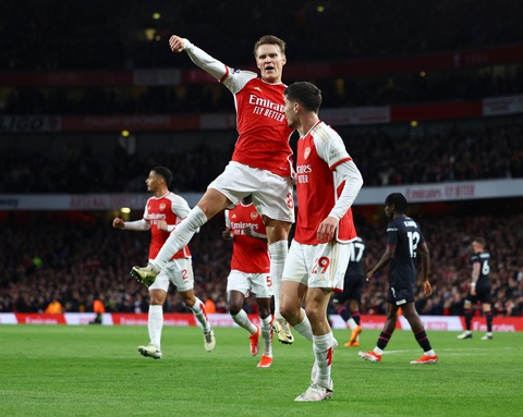 Arsenal lên đầu bảng, Man City 'vùi dập' Aston Villa- Ảnh 1. Arsenal tạm vươn lên đầu bảng sau trận thắng Luton Town - Ảnh: REUTERS