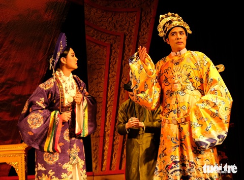 Quang Thảo (bìa phải, vai vua Minh Mạng) và Mỹ Duyên (vai Huệ Phi) - Ảnh: LINH ĐOAN Nghệ sĩ Quang Thảo (bìa phải, vai vua Minh Mạng) và Mỹ Duyên (vai Huệ Phi) - Ảnh: LINH ĐOAN