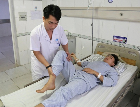 Đau lưng, mỏi chân cũng có thể là dấu hiệu của u tủy- Ảnh 1. Thăm khám cho bệnh nhân tại Bệnh viện Đa khoa Phú Thọ - Ảnh: BVCC