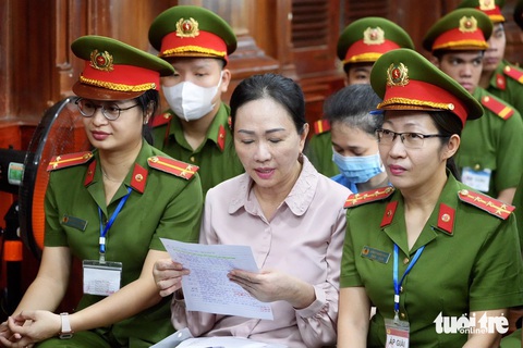 Vụ Vạn Thịnh Phát: Các bị cáo đang nói lời nói sau cùng- Ảnh 1. Bà Trương Mỹ Lan đọc lại tài liệu do bà chuẩn bị - Ảnh: HỮU HẠNH