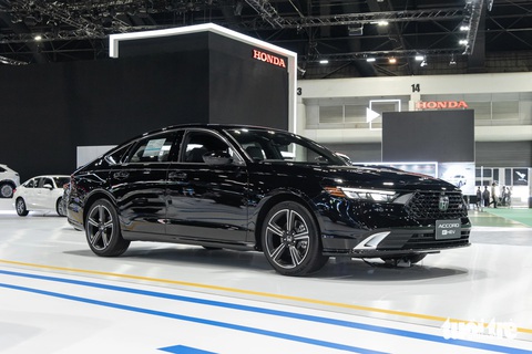 Chi tiết Honda Accord 2024: Giá dễ cao hơn Camry nếu về Việt Nam- Ảnh 1. So với thế hệ cũ, Honda Accord 2024 mang phong cách tối giản hơn. Lưới tản nhiệt cỡ lớn, dàn đèn pha LED mới, bên dưới là cản trước khá tròn trịa tích hợp hốc gió.