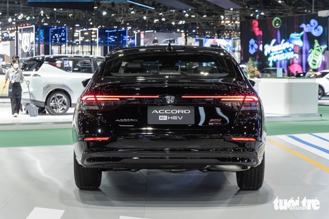Chi tiết Honda Accord 2024: Giá dễ cao hơn Camry nếu về Việt Nam- Ảnh 3. Đèn hậu dạng càng tôm trước đây được thay bằng bóng đèn LED mảnh, kéo dài sang hai bên nắp cốp. Phiên bản e:HEV RS cao cấp nhất trong bài viết được trang bị đủ cảm biến trước/sau.