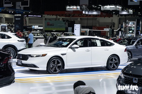 Chi tiết Honda Accord 2024: Giá dễ cao hơn Camry nếu về Việt Nam- Ảnh 6. Honda Accord phiên bản giữa (e:HEV EL) trang bị bộ bodykit Modulo với sự bổ sung của ốp cản trước, ốp hông và ốp cản sau thể thao hơn.