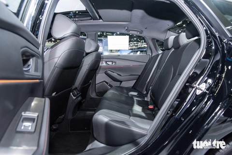 Chi tiết Honda Accord 2024: Giá dễ cao hơn Camry nếu về Việt Nam- Ảnh 15. Hàng ghế sau có cửa gió làm mát, 2 cổng sạc USB Type-C và rèm che nắng chỉnh cơ. Tuy nhiên, đối thủ Toyota Camry ghi điểm khi có hàng ghế sau ngả điện và rèm chỉnh điện.