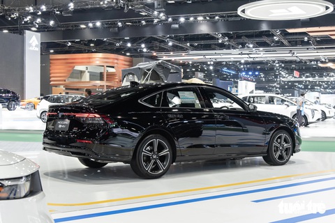 Chi tiết Honda Accord 2024: Giá dễ cao hơn Camry nếu về Việt Nam- Ảnh 18. Các tính năng an toàn nổi bật bao gồm đèn pha tự động có khả năng chỉnh góc chiếu sáng khi vào cua, hỗ trợ giữ làn, ga tự động thích ứng, phanh khẩn cấp tự động hay ca-pô thông minh (tự nâng 100mm khi phát hiện có va chạm để tránh gây thương tích cho đầu người bị đâm)...