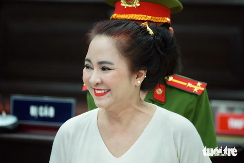 Bà Nguyễn Phương Hằng tươi cười, ôm lấy nhân viên tại tòa- Ảnh 2. Bà Nguyễn Phương Hằng cười rất tươi khi gặp lại nhân viên của mình - Ảnh: HỮU HẠNH