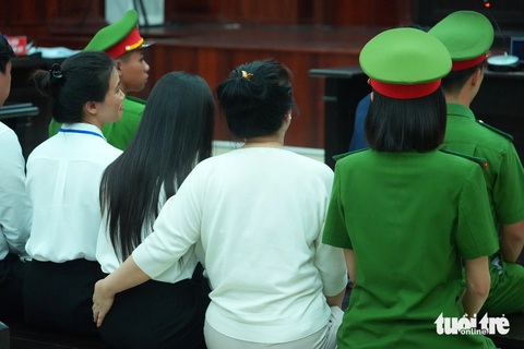 Bà Nguyễn Phương Hằng tươi cười, ôm lấy nhân viên tại tòa- Ảnh 3. Bà Nguyễn Phương Hằng ôm lấy nhân viên của mình - Ảnh: HỮU HẠNH