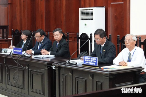 Bà Nguyễn Phương Hằng tươi cười, ôm lấy nhân viên tại tòa- Ảnh 5. Các luật sư tác nghiệp tại phiên tòa - Ảnh: HỮU HẠNH