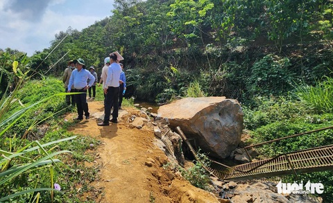 Mỏ đá nổ mìn làm sập cầu, nhà tạm của người dân- Ảnh 1. Tảng đá lớn lăn xuống vườn của dân sau vụ nổ ở mỏ đá - Ảnh: L.A.