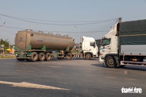 Ngày đầu cấm xe tải nặng trên cao tốc Cam Lộ - La Sơn: Xe quay đầu, xe vẫn lưu thông- Ảnh 1. Chiếc xe bồn 6 trục quay đầu ngay điểm giao cao tốc Cam Lộ - La Sơn - quốc lộ 9 (Quảng Trị) khiến giao thông trở nên hỗn loạn - Ảnh: HOÀNG TÁO
