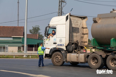 Ngày đầu cấm xe tải nặng trên cao tốc Cam Lộ - La Sơn: Xe quay đầu, xe vẫn lưu thông- Ảnh 2. Tài xế bị buộc quay đầu khi xe đã vào điểm đầu cao tốc Cam Lộ - La Sơn - Ảnh: HOÀNG TÁO