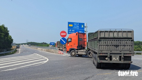 Một xe tải 6 trục bị lực lượng chức năng yêu cầu quay đầu trước lối lên cao tốc Cam Lộ - La Sơn (đoạn Thừa Thiên Huế) - Ảnh : NHẬT LINH