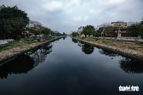 20 năm Hà Nội loay hoay 'cứu' sông Tô Lịch, chuyên gia góp ý gì?- Ảnh 2. Nước trên sông Tô Lịch đen như mực - Ảnh: NAM TRẦN