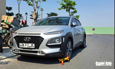 Ban quản lý tòa nhà cùm xe trong khu đô thị: Hạ tầng chưa bàn giao Nhà nước- Ảnh 1. Xe của anh T. bị cùm khi đậu dưới đường trong khu đô thị F. ở Đà Nẵng - Ảnh: Nhân vật cung cấp