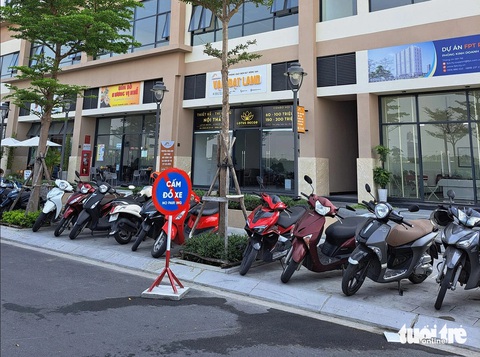 Ban quản lý tòa nhà cùm xe trong khu đô thị: Hạ tầng chưa bàn giao Nhà nước- Ảnh 2. Ban quản lý tòa nhà F. đặt bảng cấm đậu xe dưới đường quanh tòa nhà - Ảnh: T. TRUNG
