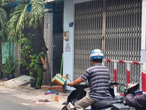 Án mạng từ mâu thuẫn chó nuôi phóng uế trước nhà hàng xóm- Ảnh 1. Hiện trường trước căn nhà trên đường Khiếu Năng Tĩnh, phường An Lạc A, quận Bình Tân - Ảnh: B.H.