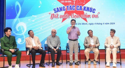 Đàm Vĩnh Hưng (bìa phải) cùng các nhạc sĩ chia sẻ về ca khúc mới - Ảnh: BTC Đàm Vĩnh Hưng (bìa phải) cùng các nhạc sĩ chia sẻ về ca khúc mới - Ảnh: BTC