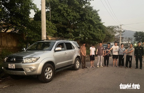 Đưa 4 người vượt biên với tiền công 1,8 triệu và ma túy- Ảnh 1. Biên phòng Quảng Trị bàn giao người và tang vật cho công an tiếp tục điều tra - Ảnh: PHƯỚC TRUNG