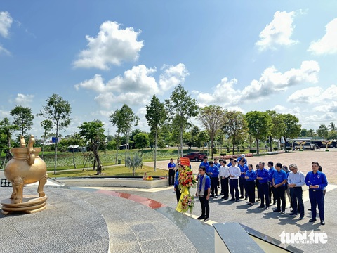 Nhiều hoạt động truyền thống của Thành Đoàn TP.HCM tại miền Tây- Ảnh 1. Lãnh đạo Cơ quan Thành Đoàn TP.HCM và đoàn viên dâng hoa dâng hương tại Khu di tích An Nam Cộng sản Đảng, huyện Cờ Đỏ, TP Cần Thơ - Ảnh: ĐẶNG TUYẾT