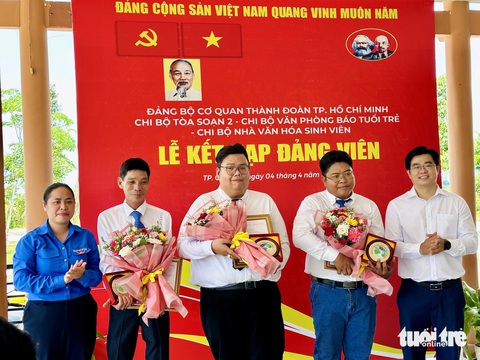 Nhiều hoạt động truyền thống của Thành Đoàn TP.HCM tại miền Tây- Ảnh 2. Đảng bộ Cơ quan Thành Đoàn và các chi bộ tổ chức lễ kết nạp cho 3 quần chúng ưu tú tại Khu di tích An Nam Cộng sản Đảng - Ảnh: ĐẶNG TUYẾT