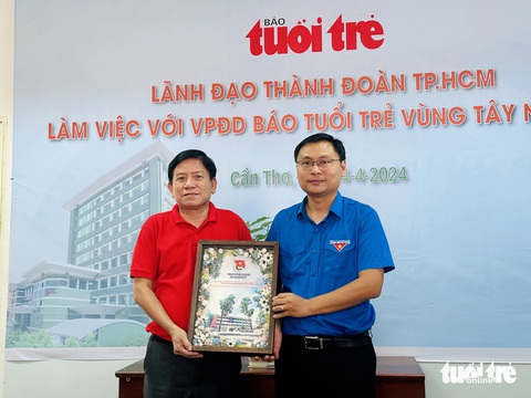 Nhiều hoạt động truyền thống của Thành Đoàn TP.HCM tại miền Tây- Ảnh 3. Anh Trương Minh Tước Nguyên - phó bí thư Thành Đoàn TP.HCM - tặng quà lưu niệm cho văn phòng đại diện báo Tuổi Trẻ vùng Tây Nam Bộ - Ảnh: ĐẶNG TUYẾT