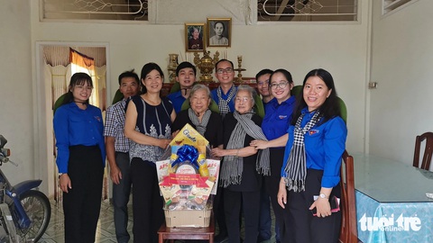 Nhiều hoạt động truyền thống của Thành Đoàn TP.HCM tại miền Tây- Ảnh 4. Thăm gia đình chính sách tại TP Cần Thơ - Ảnh: T. GIANG